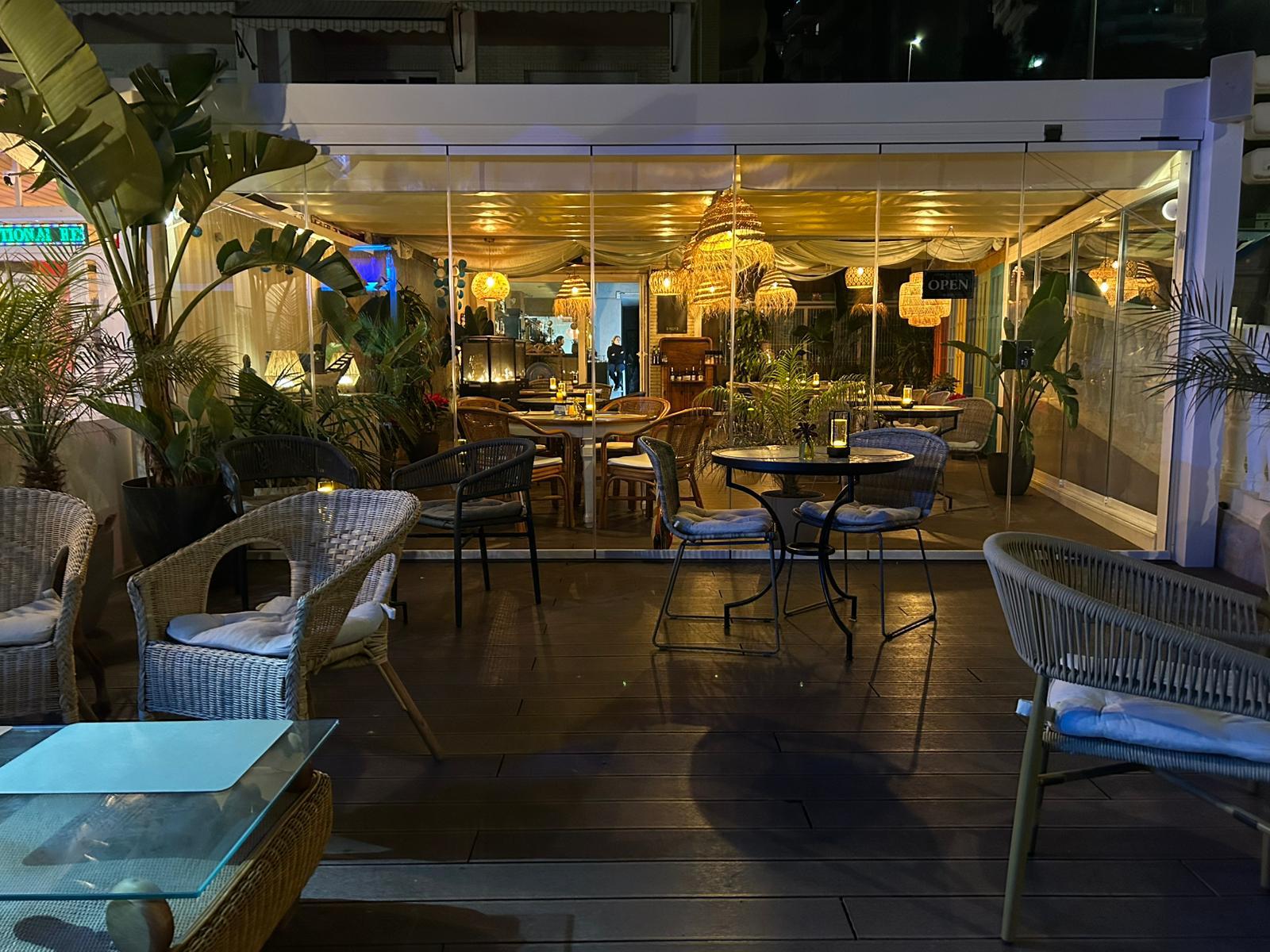 Exterior de The Bali Blue por la noche