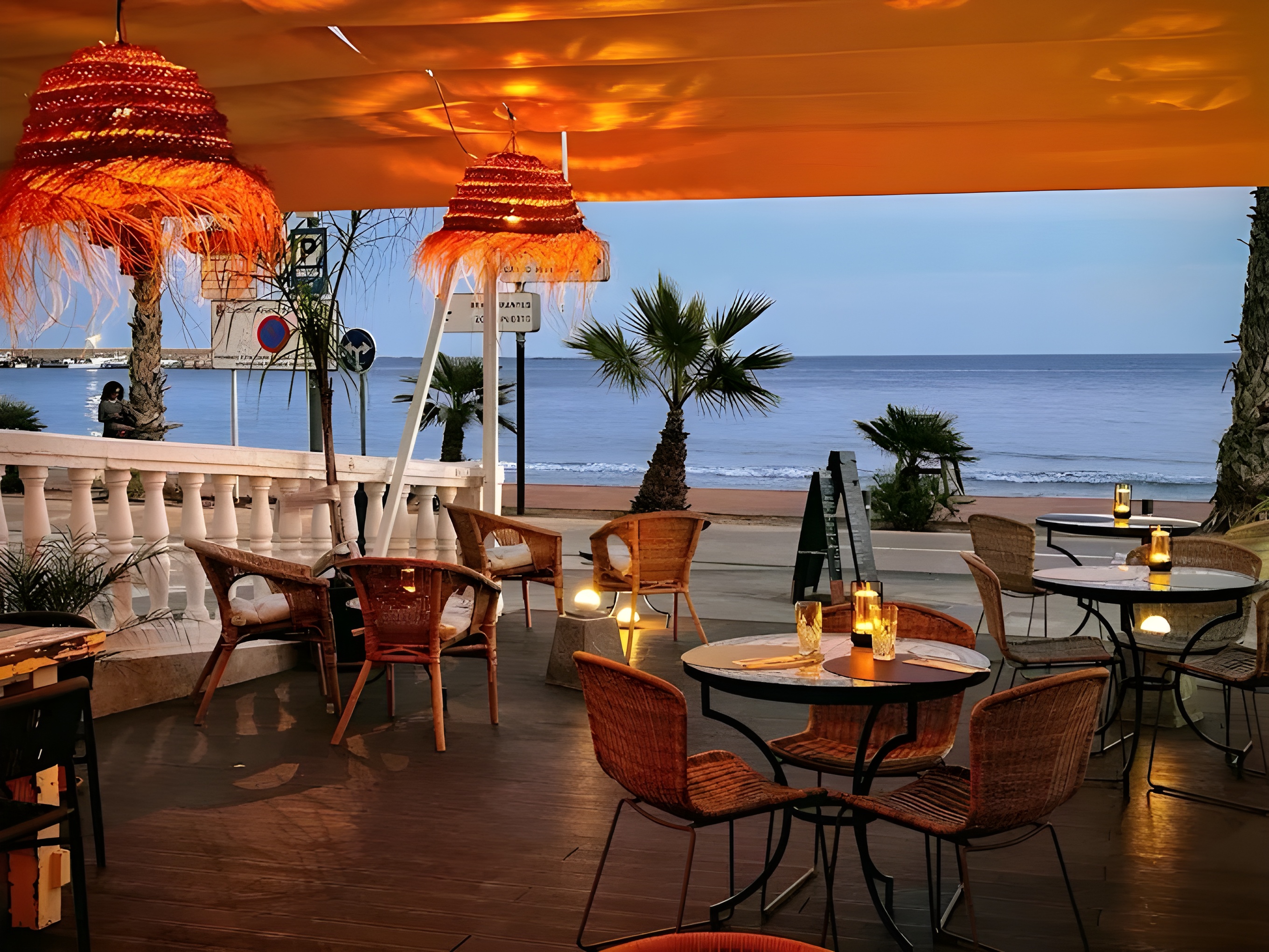 Deck de The Bali Blue al atardecer, frente al mar de Villajoyosa